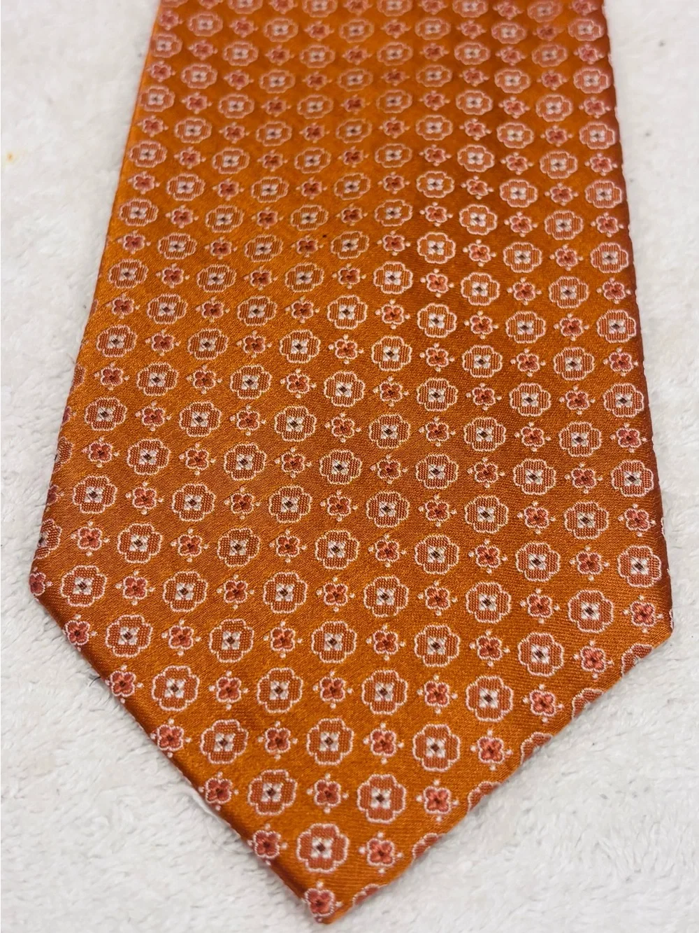 Brand New Stylish Tie By JoS A. Bank (Signature Collection) - Width 3 5/8 Inches